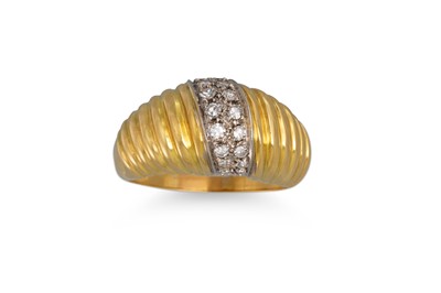 Lot 271 - A DIAMOND RING, pavé set to fluted 18ct yellow...