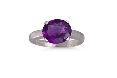 Lot 276 - AN AMETHYST RING, the oval stone mounted in...