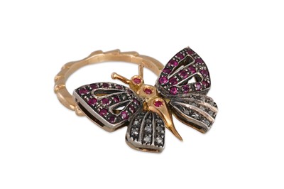 Lot 284 - A NOVELTY RING, modelled as a butterfly, set...