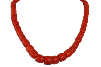 Lot 319 - A CORAL NECKLACE, the graduated barrel shaped...