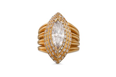 Lot 320 - A DIAMOND CLUSTER RING, the marquise diamond...