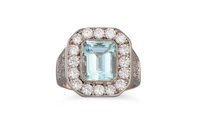 Lot 321 - AN AQUAMARINE AND DIAMOND CLUSTER RING,...