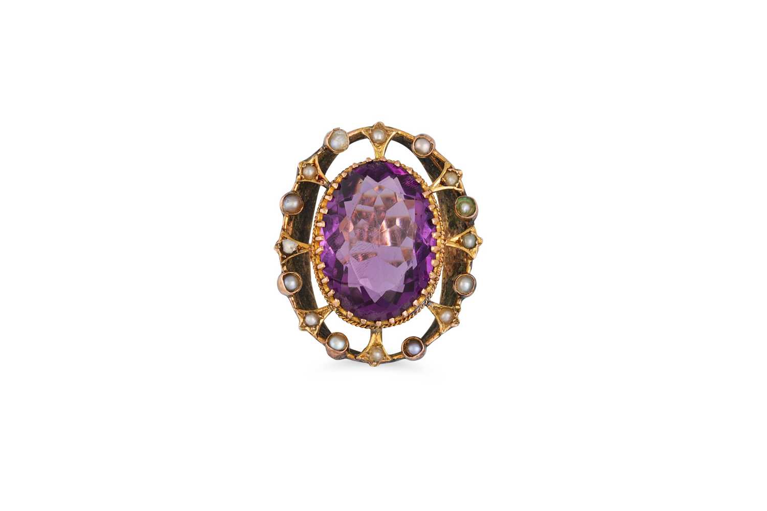 Lot 34 - AN ANTIQUE GOLD AMETHYST AND PEARL RING, the...