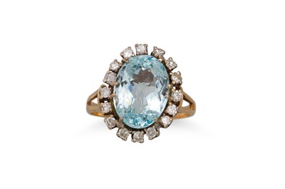 Lot 425 - A VINTAGE DIAMOND AND AQUAMARINE CLUSTER RING,...