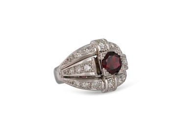 Lot 259 - A VINTAGE DIAMOND AND GARNET CLUSTER RING, the...