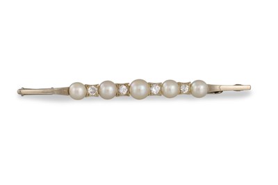 Lot 263 - A DIAMOND AND PEARL BAR BROOCH, the five...