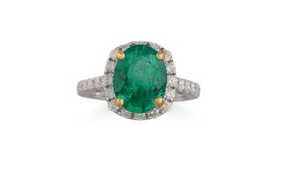 Lot 264 - AN EMERALD AND DIAMOND CLUSTER RING, the oval...