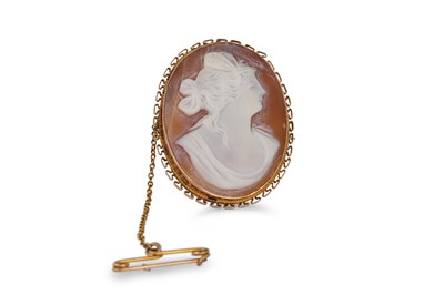 Lot 86 - A SHELL CAMEO BROOCH, depicying a lady in...