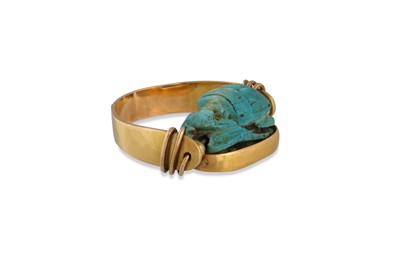 Lot 239 - AN ANTIQUE 18CT GOLD RING, set with a...