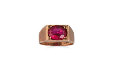 Lot 236 - A VINTAGE SYNTHETIC RUBY RING, mounted in 9ct...