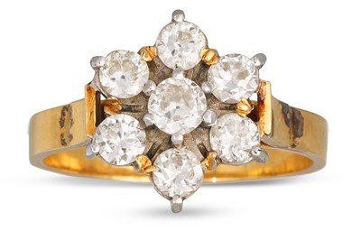 Lot 209 - A VINTAGE DIAMOND CLUSTER RING, the old cut...