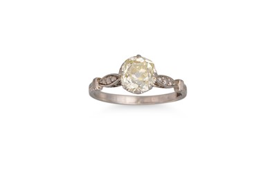 Lot 342 - AN ANTIQUE DIAMOND SOLITAIRE RING, the old cut...