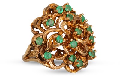 Lot 210 - A VINTAGE EMERALD SET CLUSTER RING, mounted in...