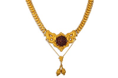 Lot 346 - A VICTORIAN GOLD NECKLACE, the centre Rococco...