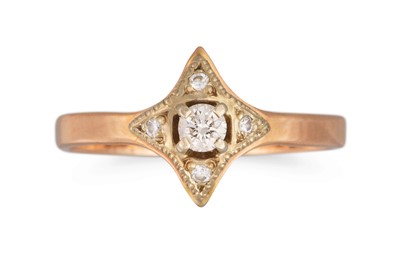 Lot 183 - A VINTAGE DIAMOND RING, mounted in yellow gold,...
