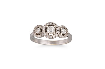 Lot 181 - A DIAMOND THREE STONE CLUSTER RING, the...