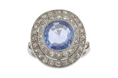 Lot 397 - AN EDWARDIAN SAPPHIRE AND DIAMOND CLUSTER RING,...