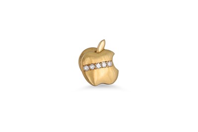 Lot 172 - A DIAMOND SET LAPEL PIN, modelled as an apple,...
