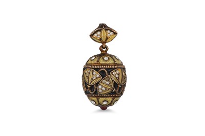 Lot 180 - A GOLD PLATED PENDANT, on silver