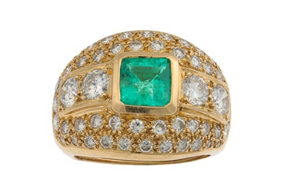 Lot 399 - A DIAMOND AND EMERALD BOMBÉ RING, centred with...