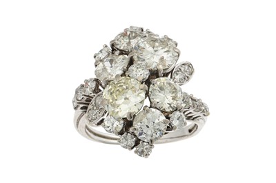 Lot 401 - A VINTAGE DIAMOND CLUSTER RING, set with old...
