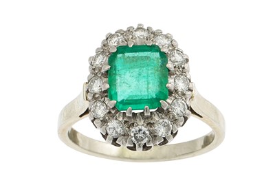 Lot 402 - AN EMERALD AND DIAMOND CLUSTER RING, the...