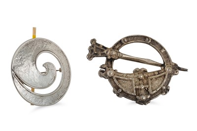 Lot 496 - AN IRISH CAST WHITE METAL TARA BROOCH, stamped,...