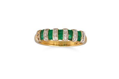 Lot 385 - A DIAMOND AND EMERALD RING, set with square...