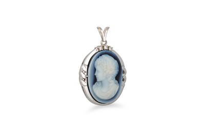 Lot 263 - A CAMEO SET PENDANT, depicting a lady, to a...