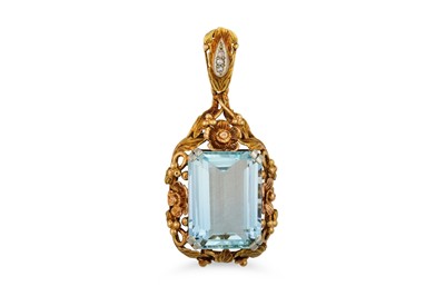 Lot 220 - A VINTAGE AQUAMARINE AND DIAMOND PENDANT, the...