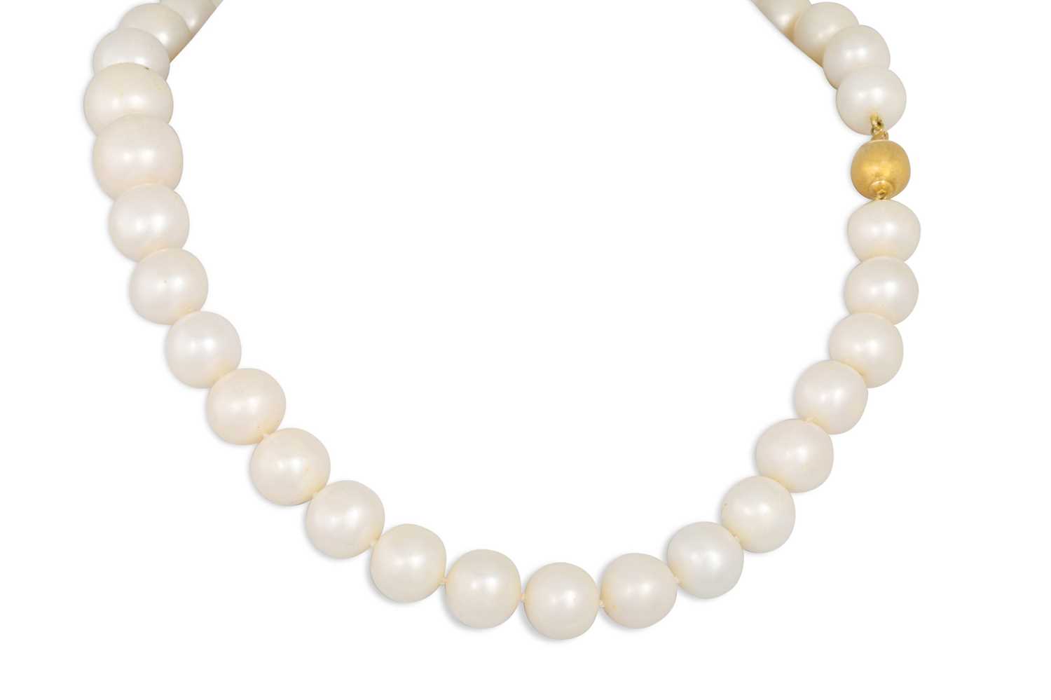 Lot 47 - A GRADUATED PEARL NECKLACE, to a 18ct gold clasp