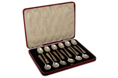 Lot 510 - A BOXED SET OF TWELVE SILVER TEA SPOONS