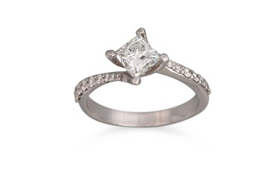 Lot 134 - A DIAMOND SOLITAIRE RING, the princess cut...