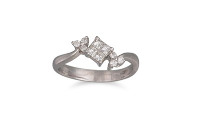 Lot 143 - A DIAMOND CLUSTER RING, of twist setting,...