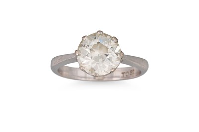 Lot 388 - A DIAMOND SOLITAIRE RING, the old cut diamond...