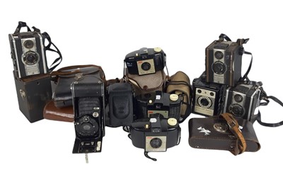 Lot 574 - A COLLECTION OF 13 CAMERAS, including a...