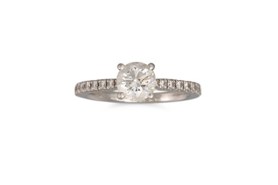 Lot 389 - A DIAMOND SOLITAIRE RING, the round brilliant...