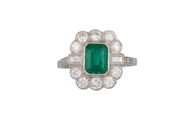 Lot 259 - AN EMERALD AND DIAMOND CLUSTER RING, the...