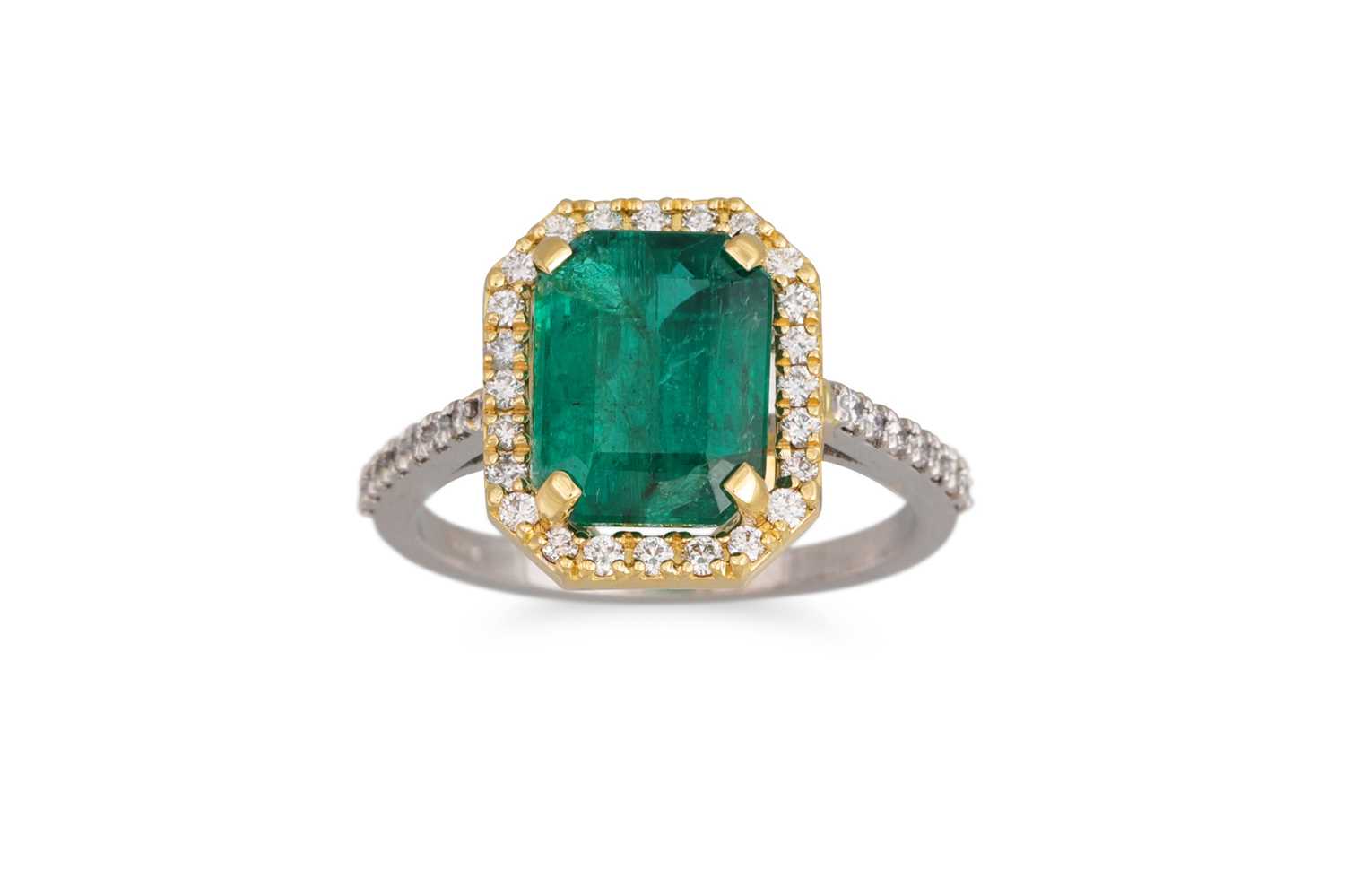 Lot 154 - A DIAMOND AND EMERALD CLUSTER RING, the...