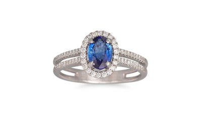 Lot 159 - A DIAMOND AND SAPPHIRE CLUSTER RING, the oval...