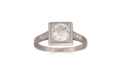 Lot 367 - A VINTAGE DIAMOND RING, the old cut diamond...