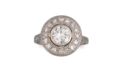 Lot 369 - AN ART DECO DIAMOND TARGET RING, the old cut...