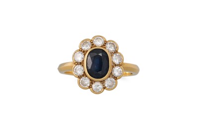 Lot 267 - A DIAMOND AND SAPPHIRE CLUSTER RING, the oval...