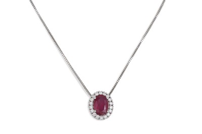 Lot 334 - A RUBY AND DIAMOND CLUSTER PENDANT, of oval...