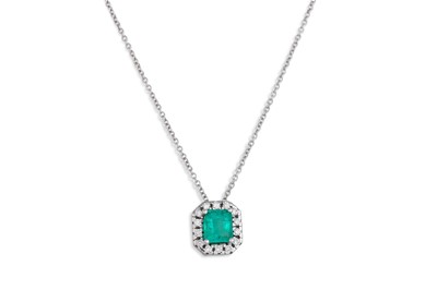 Lot 335 - AN EMERALD AND DIAMOND CLUSTER PENDANT,...