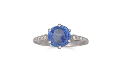 Lot 210 - A SAPPHIRE AND DIAMOND RING, the sapphire to...