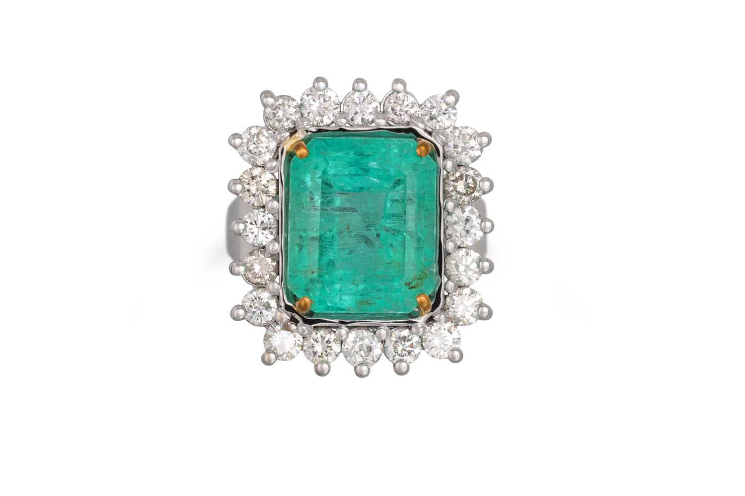 Lot 212 - AN EMERALD AND DIAMOND RING, the rectangular...