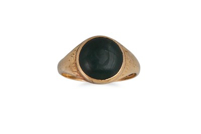 Lot 7 - A GENT'S SIGNET RING, set with a cabochon...