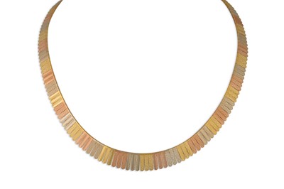 Lot 137 - AN 18CT THREE COLOUR GOLD FRING COLLAR, 33 g.