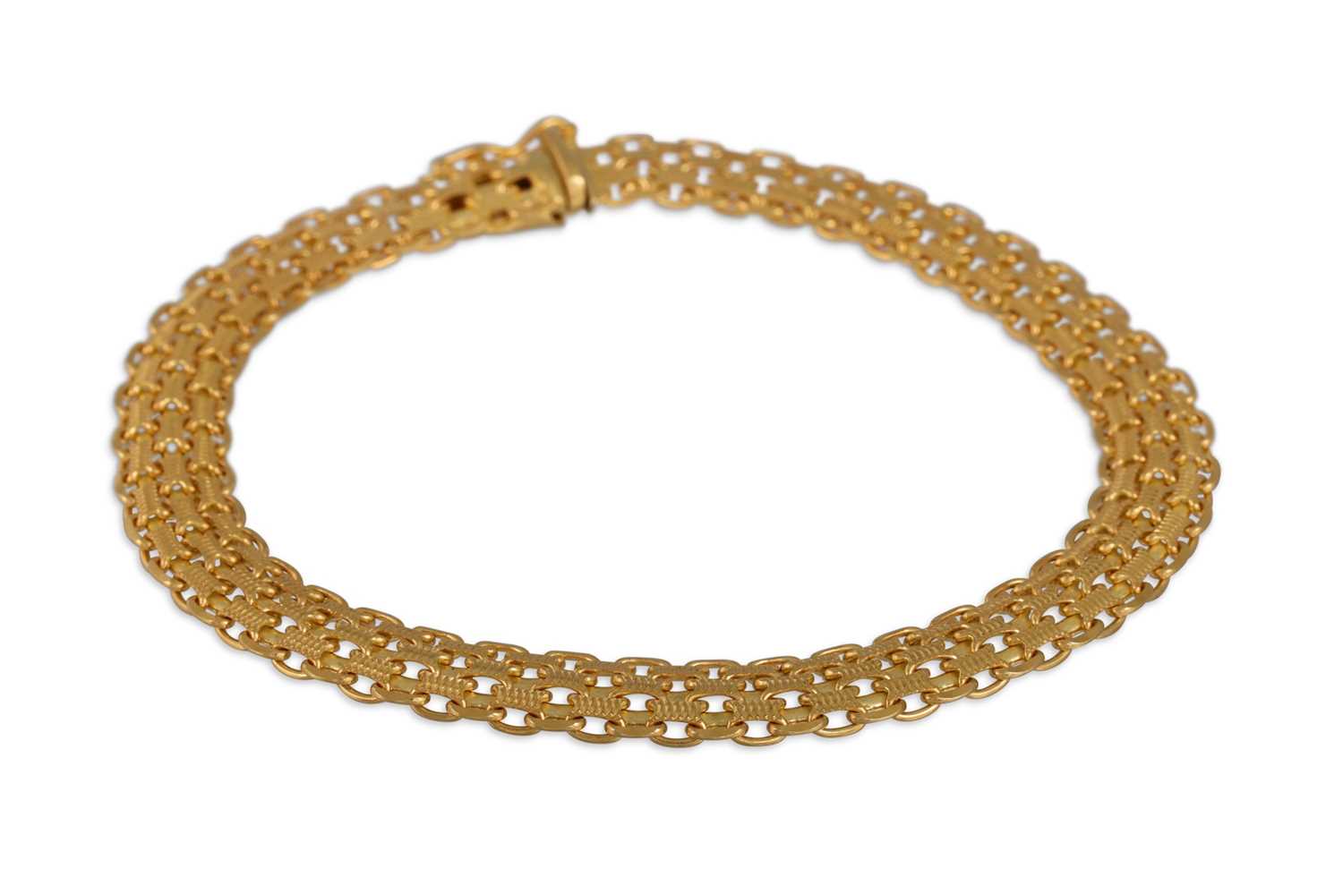 Lot 138 - AN 18CT GOLD FLEXIBLE BRACELET, 15 g.